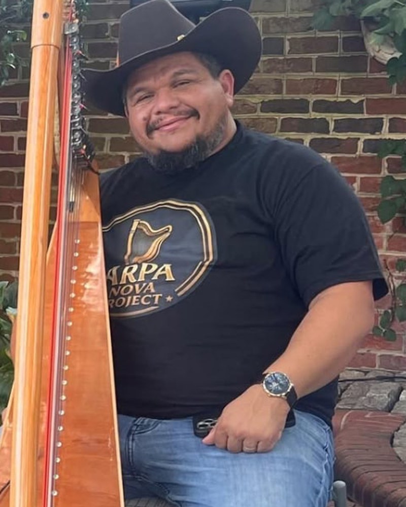 Larry Bellorín with his harp