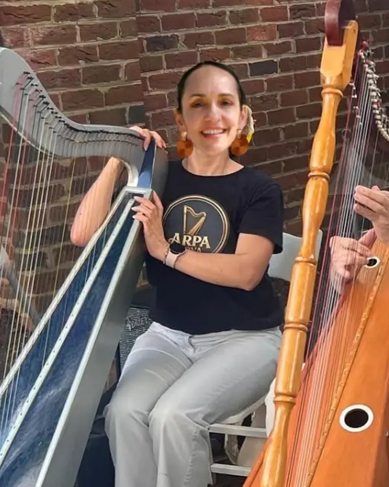 Angela Durán with her harp